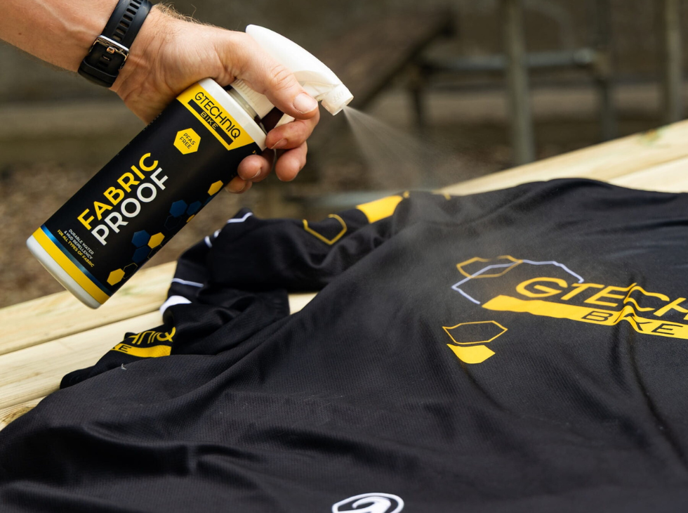 Nieuwsafbeelding Gtechniq Fabric Proof geeft fietskledij haar waterafstotende werking terug
